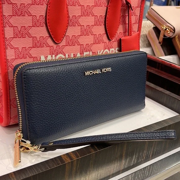 Michael Kors Jet Set Travel Large Travel CONTINENTAL 
Navy - Picture 13 of 16